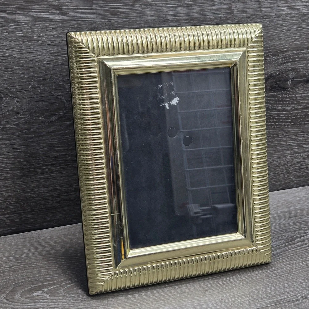 Vintage Gold Tone Textured Reeded Metal Picture Frame 5x7 Tabletop Wall Mount